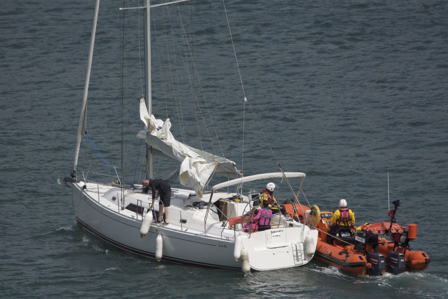 37ft yacht under tow after having been plucked from the rocks